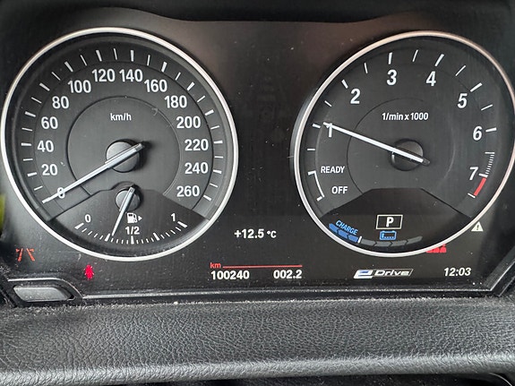 BMW 225xe 18 of 28