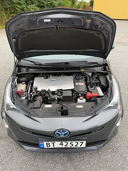 Toyota Prius 5 of 30