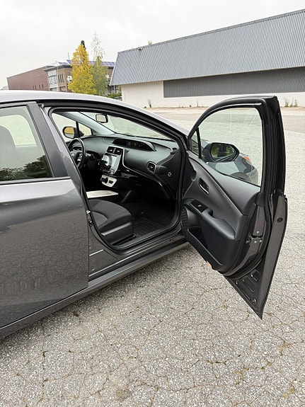 Toyota Prius 14 of 30