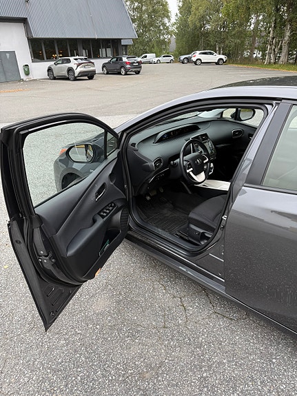 Toyota Prius 8 of 30