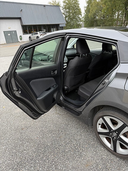 Toyota Prius 7 of 30