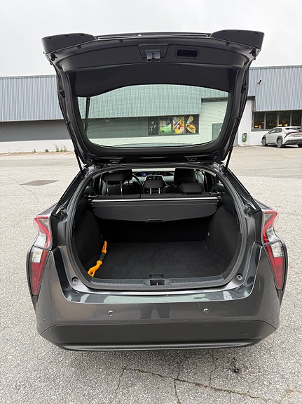 Toyota Prius 10 of 30