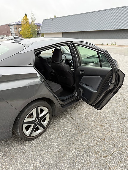 Toyota Prius 11 of 30