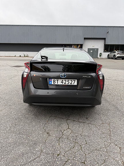 Toyota Prius 4 of 30