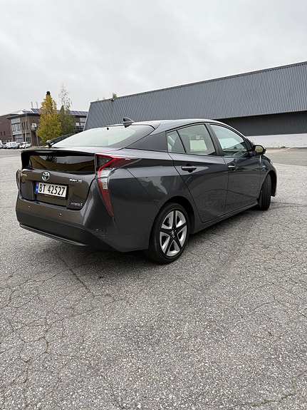 Toyota Prius 3 of 30