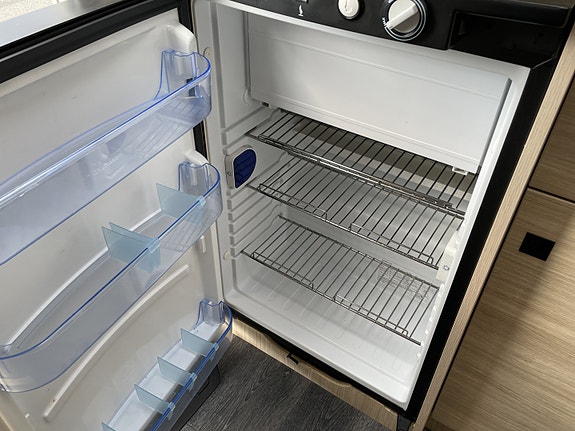 Caravelair ALBA STYLE 350 – KUN 822 KG EGENVEKT | 1.300 KG TOTALVEKT | SOLCELLE | BOKSMARKISE 9 of 25