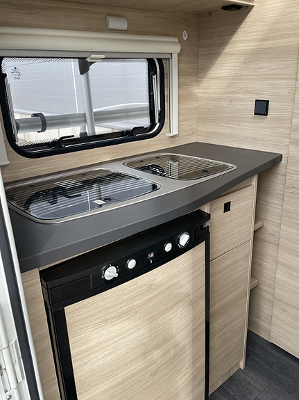 Caravelair ALBA STYLE 350 – KUN 822 KG EGENVEKT | 1.300 KG TOTALVEKT | SOLCELLE | BOKSMARKISE 4 of 25