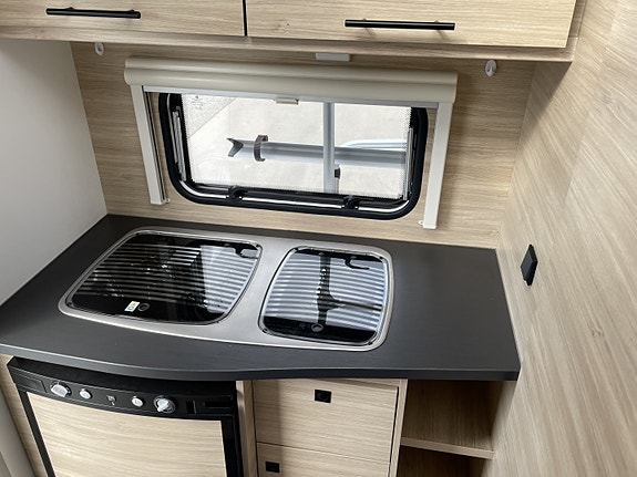 Caravelair ALBA STYLE 350 – KUN 822 KG EGENVEKT | 1.300 KG TOTALVEKT | SOLCELLE | BOKSMARKISE 7 of 25