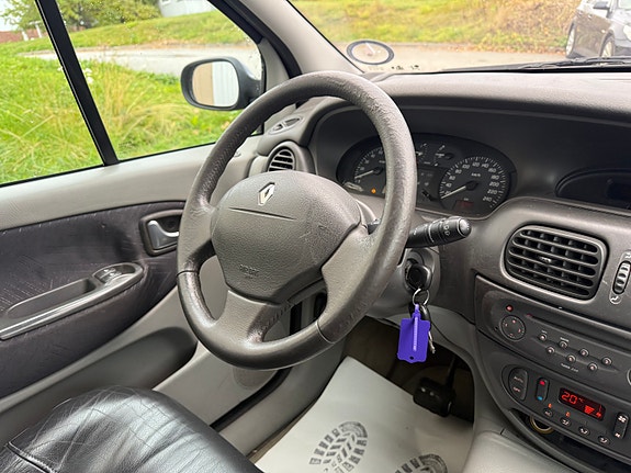 Renault Megane 27 of 30