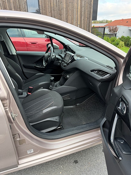 Peugeot 208 8 of 11