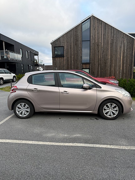 Peugeot 208 2 of 11