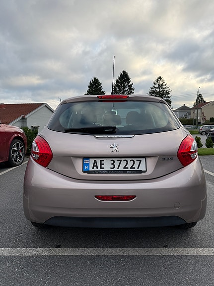 Peugeot 208 3 of 11