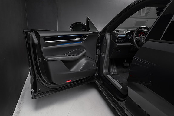 Porsche Macan 30 of 30