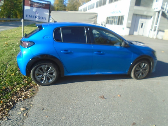 Peugeot e-208 9 of 22