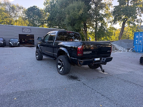 Dodge RAM 2500 3 of 23
