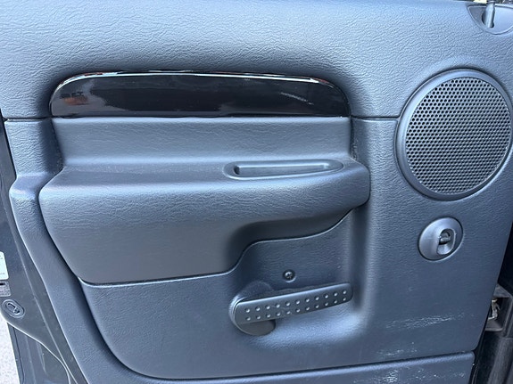 Dodge RAM 2500 12 of 23