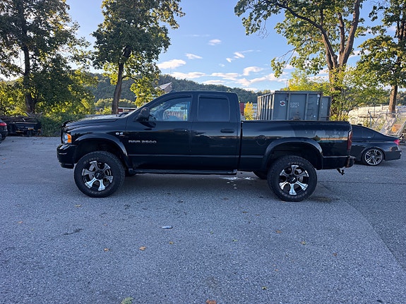 Dodge RAM 2500 2 of 23