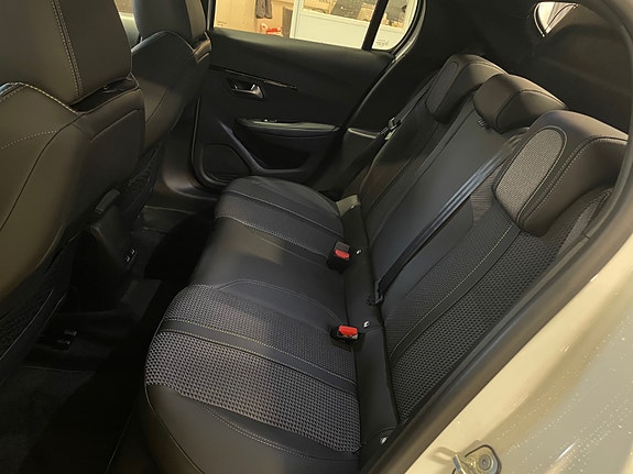 Peugeot e-208 10 of 30