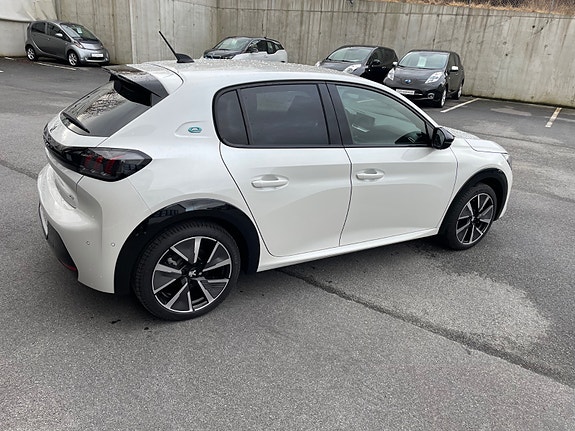 Peugeot e-208 2 of 30