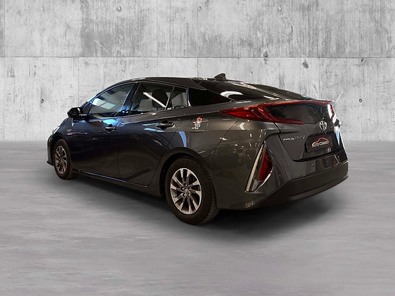 Toyota Prius 8 of 27