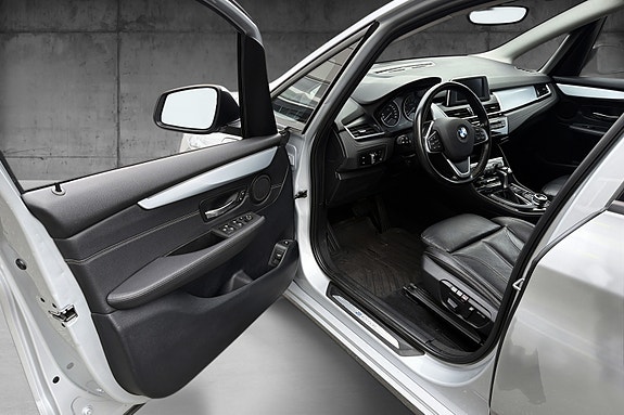 BMW 225xe 8 of 16