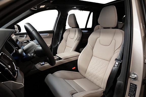 Volvo XC90 3 of 30