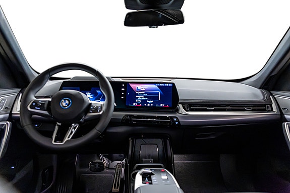 BMW iX1 4 of 30