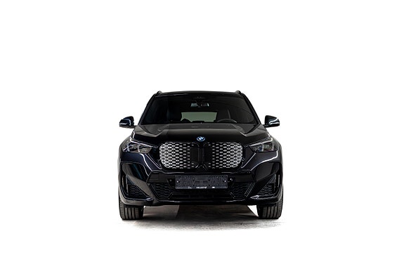 BMW iX1 8 of 30