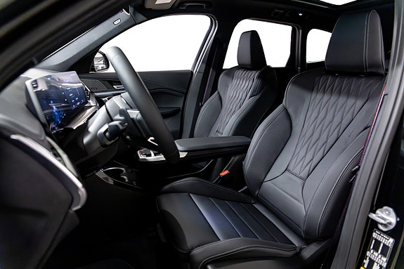 BMW iX1 3 of 30