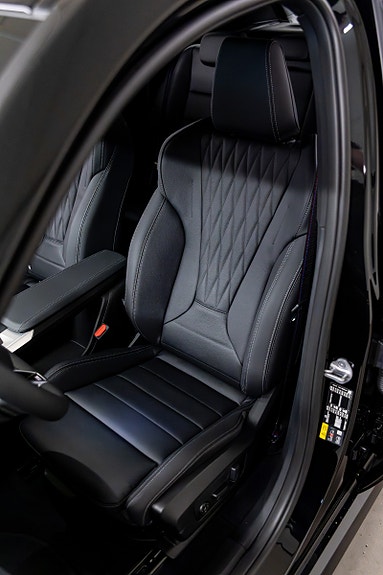 BMW iX1 18 of 30