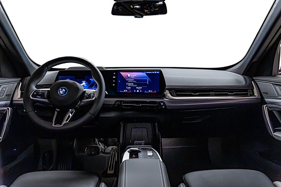 BMW iX1 3 of 30