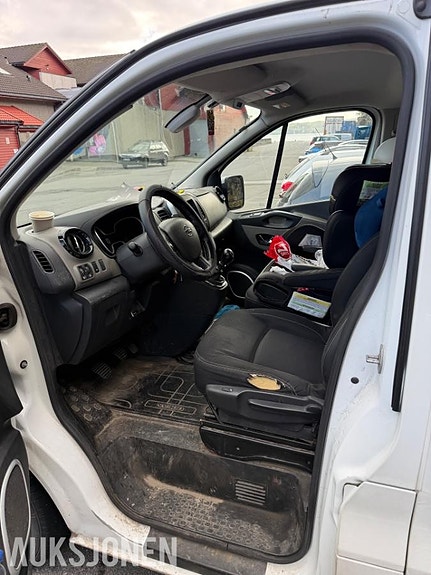 Nissan NV300 10 of 27