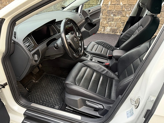 Volkswagen e-Golf VII 16 of 25