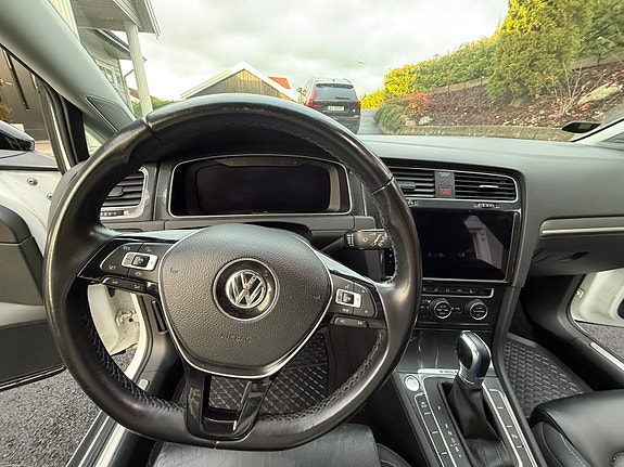 Volkswagen e-Golf VII 15 of 25