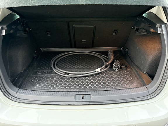Volkswagen e-Golf VII 22 of 25