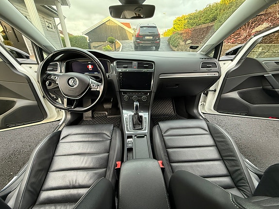 Volkswagen e-Golf VII 14 of 25