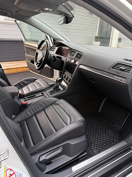 Volkswagen e-Golf VII 21 of 25