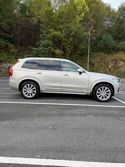 Volvo XC90 2 of 25