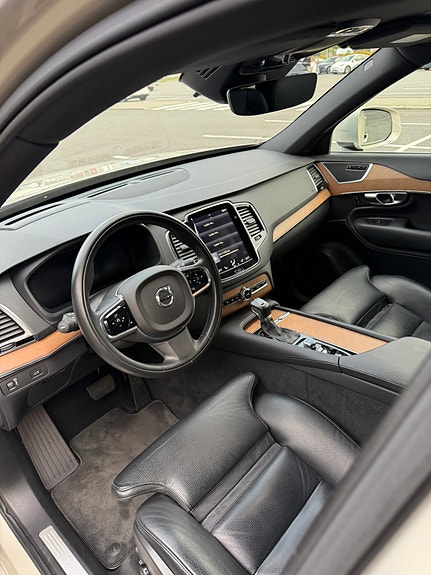 Volvo XC90 10 of 25