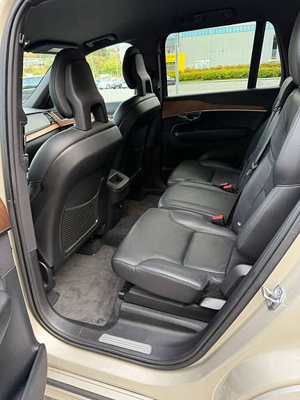 Volvo XC90 11 of 25