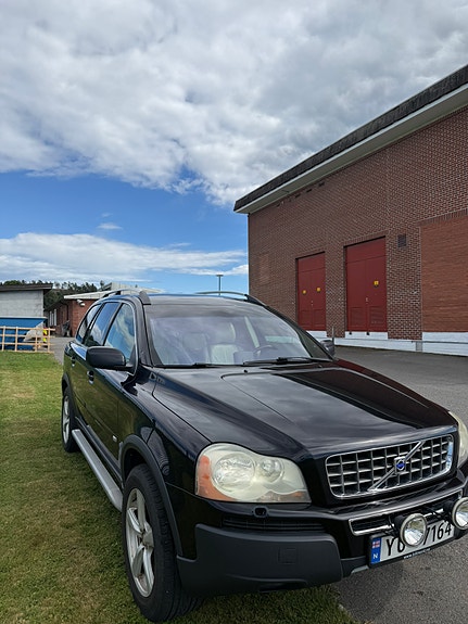 Volvo XC90 2 of 9