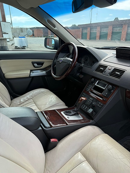 Volvo XC90 4 of 9