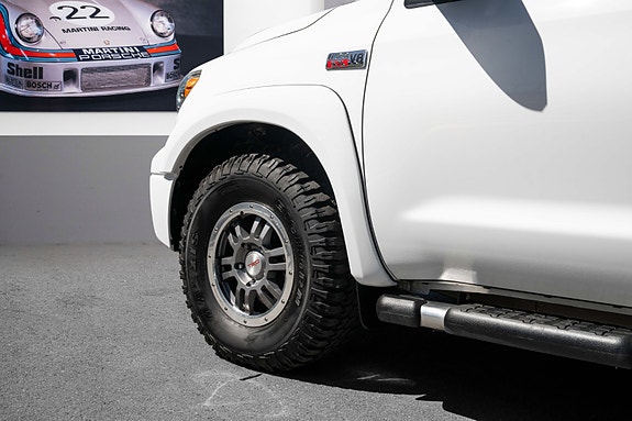 Toyota Tundra 16 of 30