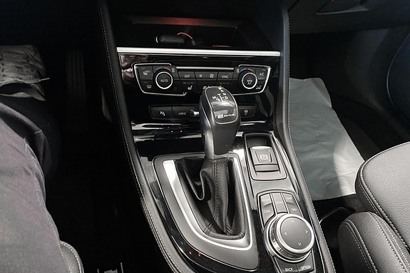 BMW 225xe 12 of 17