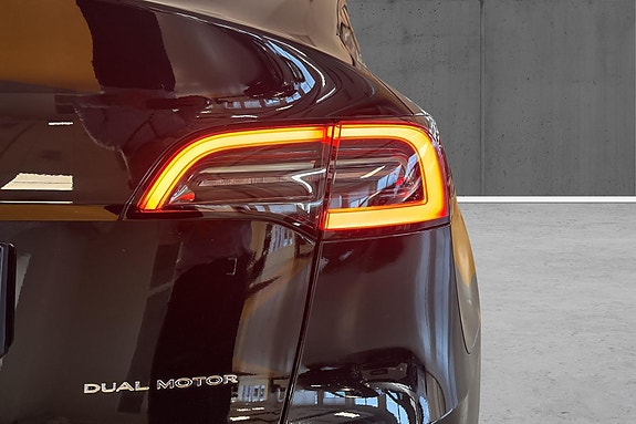 Tesla Model Y 19 of 23