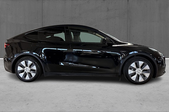 Tesla Model Y 4 of 23
