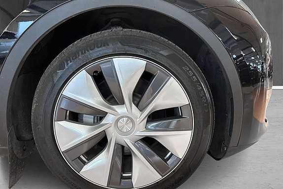 Tesla Model Y 21 of 23