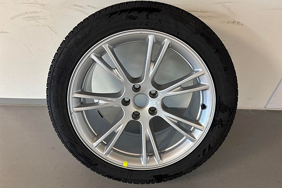 Tesla Model Y 22 of 23