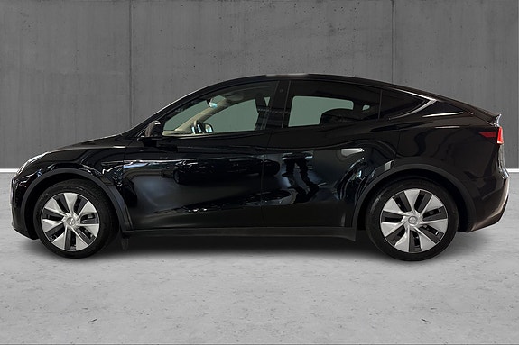 Tesla Model Y 7 of 23