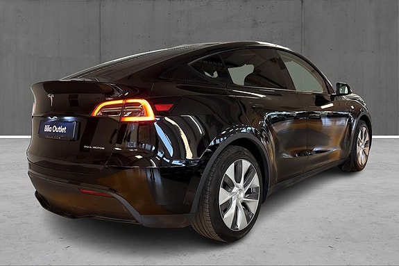 Tesla Model Y 5 of 23